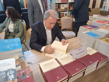 Hulusi Akar, 'Külliye'de Ramazan' etkinliklerinde imza gününe katıldı