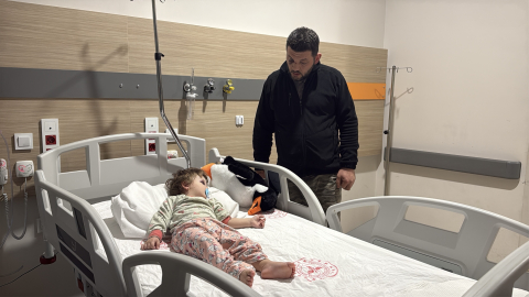 Gürültü tartışmasında komşusu tarafından, kucağındaki 14 aylık bebeğiyle darbedildi