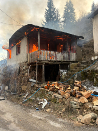 İmam lojmanı, çıkan yangında yandı