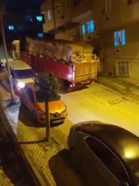 İstanbul- Avcılar’da yokuş aşağı kayan tuğla yüklü kamyon 2 araca çarptı