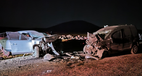 Diyarbakır’da otomobil ile hafif ticari araç kafa kafaya çarpıştı: 5 ölü, 2 yaralı