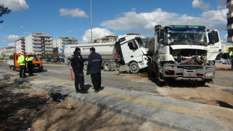 Kilis'te hafriyat kamyonları çarpıştı: 1 ağır yaralı