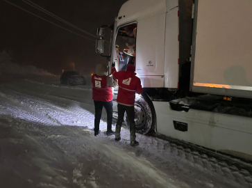 Kar nedeniyle yolda kalanlara Kızılay ve AFAD kumanya dağıttı