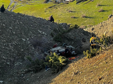 Siirt’te otomobil şarampole devrildi: 1 ölü, 1 yaralı
