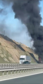 İstanbul- Arnavutköy Kuzey Marmara Otoyolu'nda iş makinesi alev alev yandı / Geniş haber- aktüel görüntü