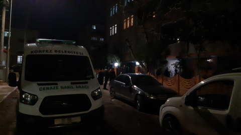 Annesiyle yaşadığı evde boğazından bıçaklanmış halde bulunan kadın öldü