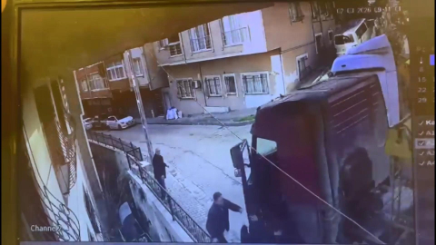 İstanbul - Kağıthane'de yokuştan kayan kamyonu durdurmak istedi 5 metreden düşerek öldü; o anlar kamerada / Ek görüntüyle
