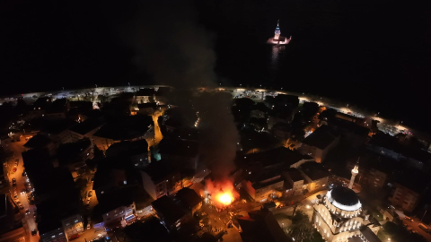 İstanbul - Üsküdar'da 2 metruk binada çıkan yangın söndürüldü