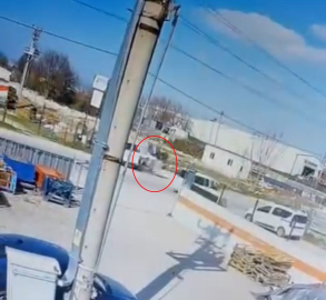 Dönüş yapan minibüse çarpan motosikletin sürücüsü yaralandı; kaza kamerada