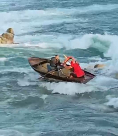 Adana’da Seyhan Nehrinde kayıkla gezerken mahsur kalan 2 kişi kurtarıldı