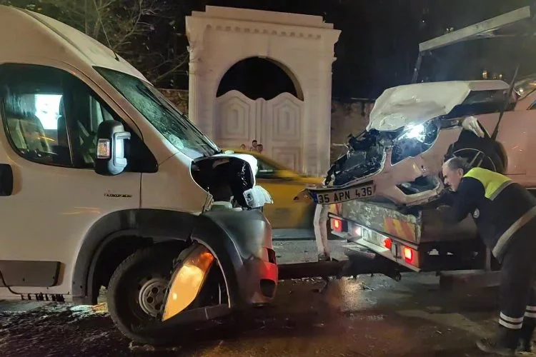 Beşiktaş'ta otomobil ile servis minibüsü çarpıştı: 9 yaralı