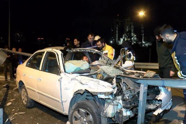 Ataşehir'de bariyerler otomobile ok gibi saplandı: 1 yaralı 