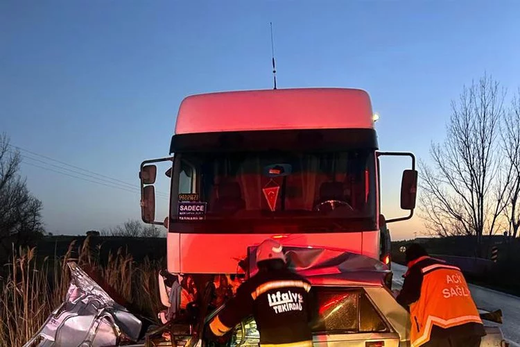 Süt toplama kamyonuyla çarpışan otomobilin sürücüsü Akın, hayatını kaybetti