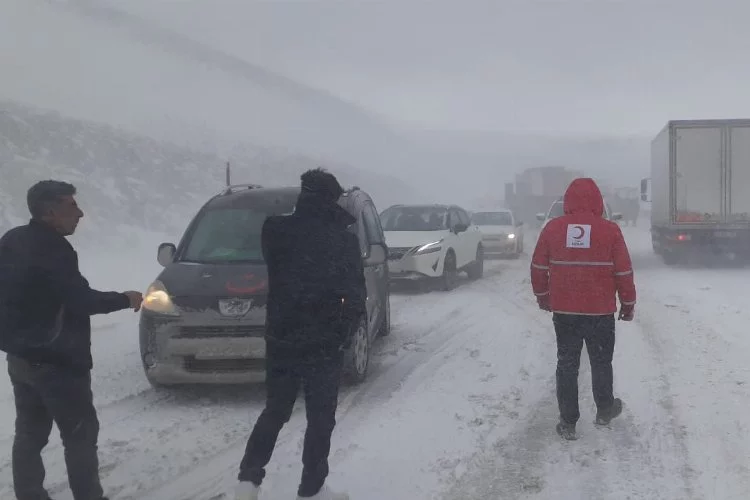 Karda mahsur kalanlara Türk Kızılay'dan yiyecek- içecek ikramı