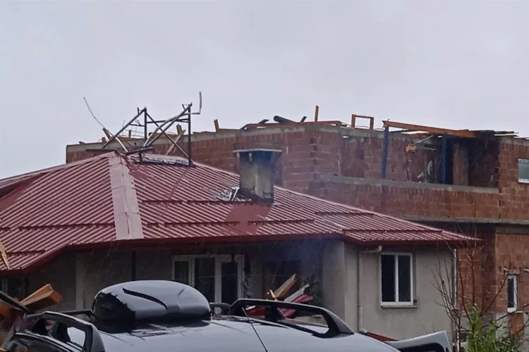 Rize'de fırtına; çatı uçtu, pencere camları kırıldı (2)