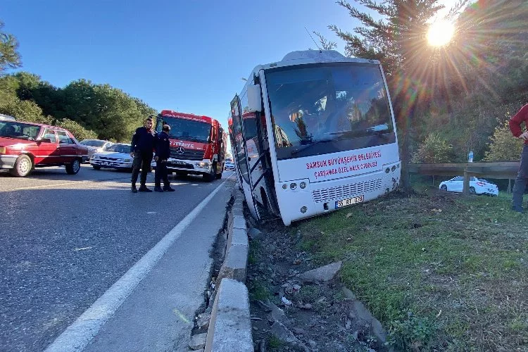 Samsun'da lastiği patlayan halk otobüsü refüje çıktı; 1 yaralı