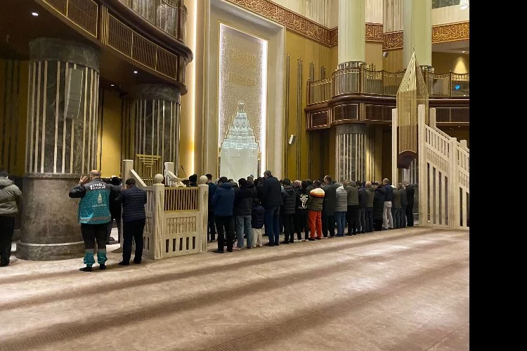 İstanbul'da şehitler için camilerde dua edildi 