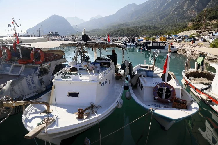 Antalya Körfezi'ndeki kirlilik balıkçıları vurdu; ağları boş dönüyorlar