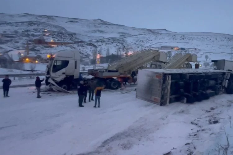 Ardahan-Kars kara yolunda zincirleme buzlanma kazası