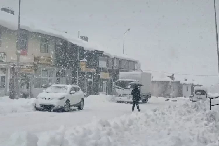 Tunceli’de kar kalınlığı 35 santimetreye ulaştı; 96 köy yolu kapalı