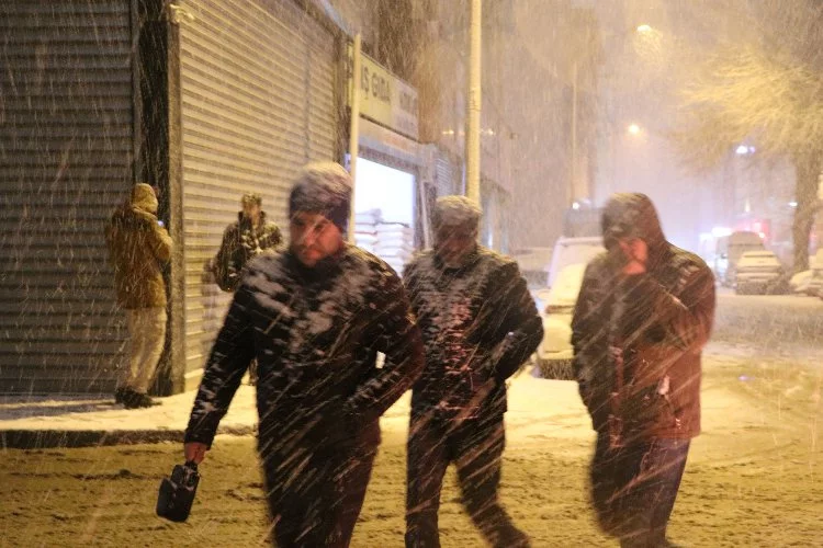 Van ve Bitlis'in 5 ilçesinde eğitime kar engeli