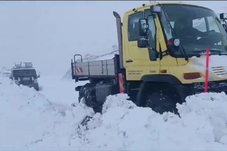 Siirt'te karda mahsur kalan minibüs ve otomobildeki 6 kişi kurtarıldı