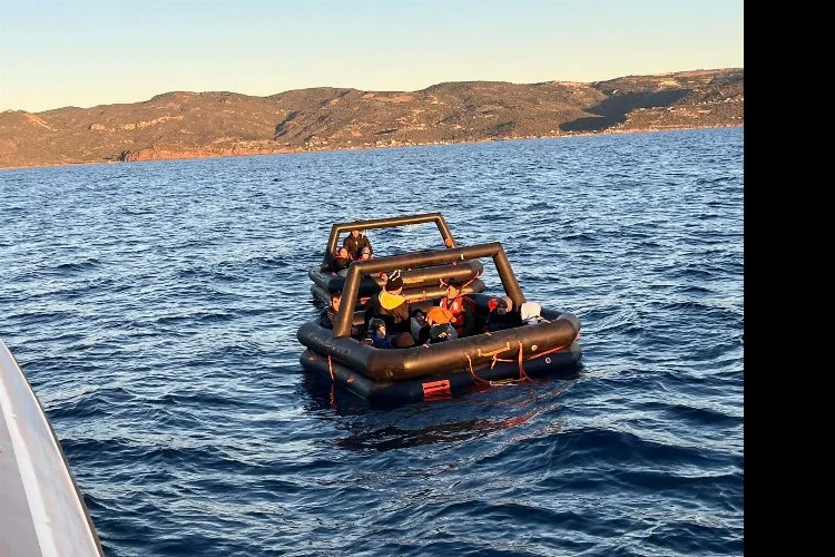 Çanakkale'de Yunanistan'ın geri ittiği 23 göçmen kurtarıldı