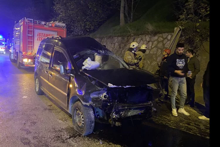 Kadıköy'de otomobile çarpan araç bariyerlere vurdu; sürücüyü itfaiye kurtardı