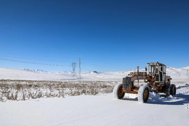Van'da 451 yerleşim yerinin yolu kardan kapandı