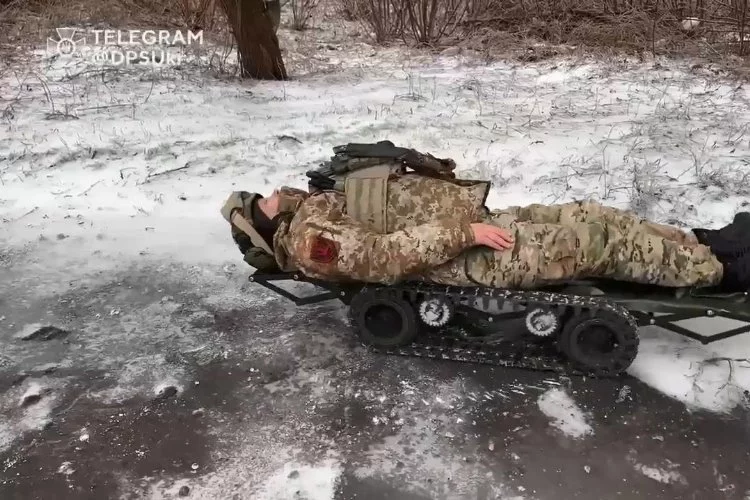 Ukrayna ordusu kayıpları önlemek için ‘elektronik sedye’ kullanacak