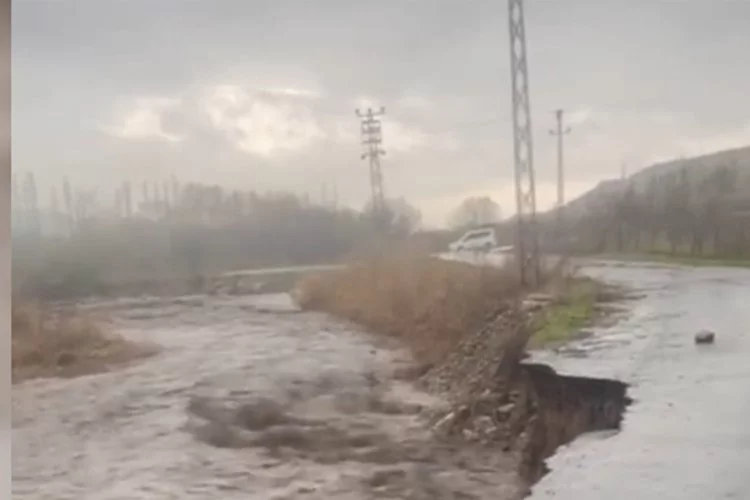 Şırnak'ta yağış nedeniyle yol çöktü