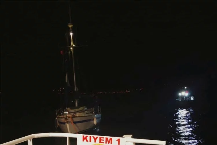 Çanakkale Boğazı'nda sürüklenen yelkenli Eceabat'a çekildi